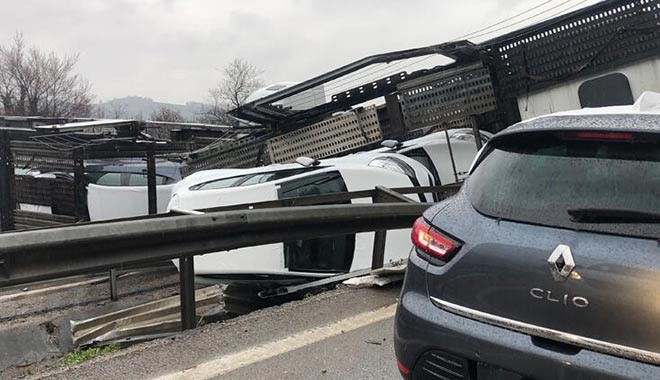 TIR devrildi, sıfır Renault araçlar yola savruldu